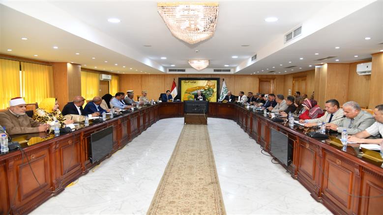 محافظ الفيوم يناقش استعدادات عيد الأضحى المبارك