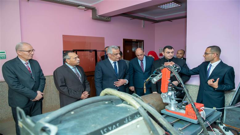 وزير الإنتاج الحربي يتفقد مشروع ذراع روبوتي متعدد الاستخدامات في «أكاديمية الهندسة»