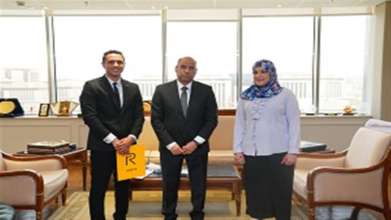 وزير العمل يشهد توقيع عقد عمل اللاعبة راندا