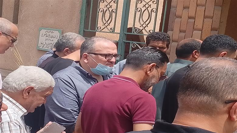 تشييع جنازة والد الشاعر الغنائي هاني عبد الكريم في بنها (صور) 