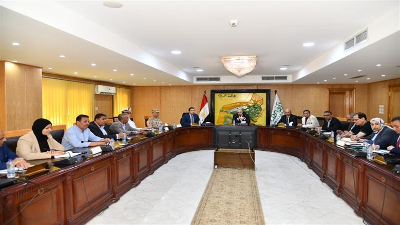 محافظ الفيوم خلال مناقشة استعدادات عيد الأضحى المبارك