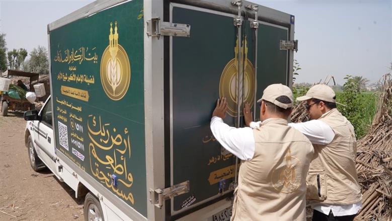 «بيت الزكاة» يبدأ توزيع لحوم الصدقات على 50 ألف أسرة في 8 محافظات 