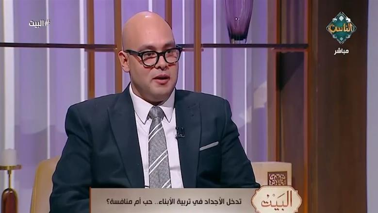 أستاذ علم اجتماع: «دلع الأجداد للأحفاد تعويض عن قسوة الماضي وليس خللا تربويا»