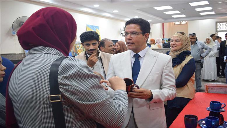 رئيس جامعة بنها يفتتح مشروع تخرج الدفعة الثانية والثلاثون لطلاب التربية النوعية 