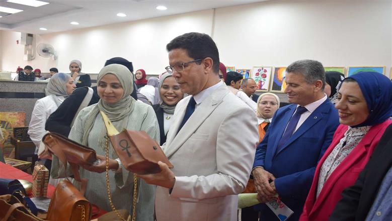 رئيس جامعة بنها يفتتح مشروع تخرج الدفعة الثانية والثلاثون لطلاب التربية النوعية 