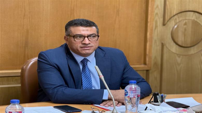 وقف العمل الميداني لعمال النظافة في قنا خلال ساعات ذروة ارتفاع درجات الحرارة