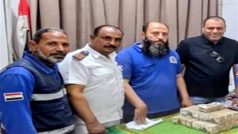 «نجدة من السماء».. مسعفان يعيدان مبلغا ضخما لمصاب في حادث بالدقهلية