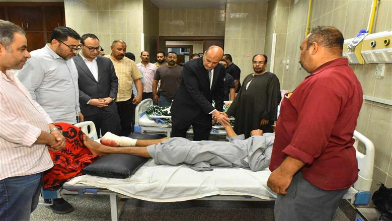 محافظ أسيوط يزور مصابي حادث أبنوب بمستشفى الإصابات الجامعي ويوجه بتوفير الرعاية الطبية الكاملة حتى تماثلهم للشفاء