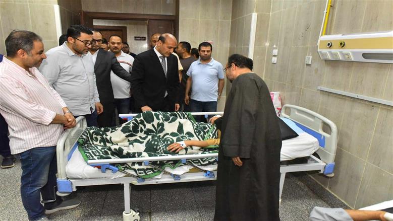 محافظ أسيوط يزور مصابي حادث أبنوب بمستشفى الإصابات الجامعي ويوجه بتوفير الرعاية الطبية الكاملة حتى تماثلهم للشفاء