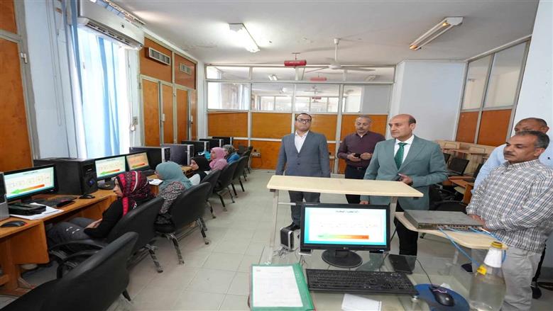 محافظ أسيوط يتفقد دورات «صيانة الكمبيوتر» ويشيد ببرامج تأهيل الشباب لسوق العمل