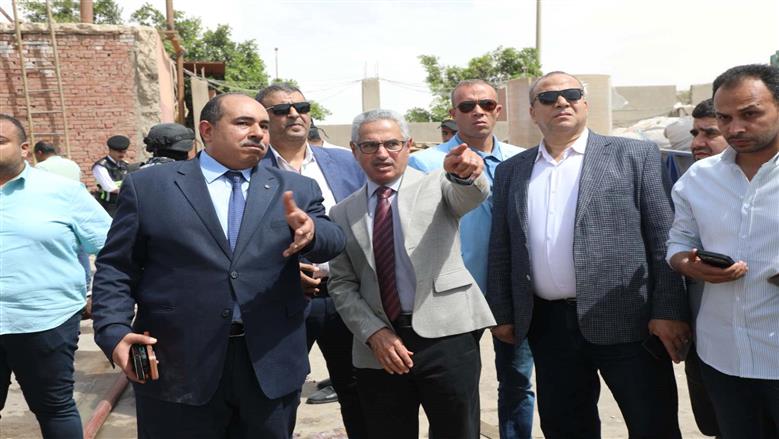 محافظ بني سويف يتابع ميدانيًا السيطرة على حريق مصنع للورق ببياض العرب