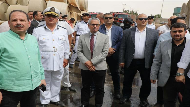 محافظ بني سويف يتابع ميدانيًا السيطرة على حريق مصنع للورق ببياض العرب