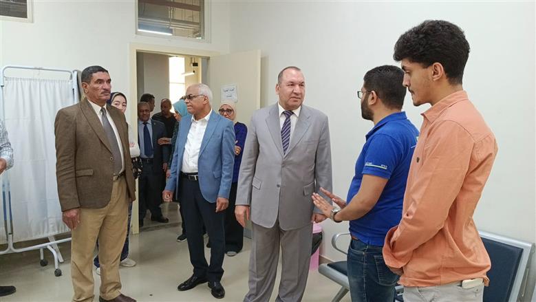 رئيس جامعة أسيوط يتابع تجهيزات المعامل للاطمئنان على سير الامتحانات العملية