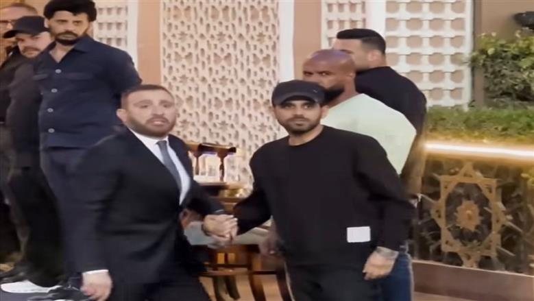بحضور أحمد السقا.. حمدي الميرغني يستقبل عزاء والده بمسجد الشرطة (فيديو)