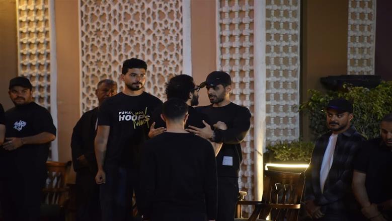 بعد حريق لوكيشن «بيت بابا 2».. محمد أنور يتلقى واجب العزاء في وفاة والد حمدي الميرغني