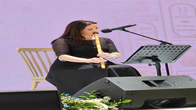عازفة الناي سينام هونداي أوغلو تتألق في فعالية بالمتحف المصري الكبير