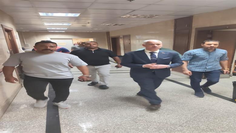 نائب رئيس جامعة أسيوط يزور مصابي حادث أبنوب بمستشفى الإصابات والطوارئ