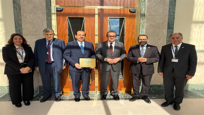 وزير الصحة يهنئ نائبه عمر قنديل بفوزه بجائزة «نيلسون مانديلا» العالمية لعام 2026