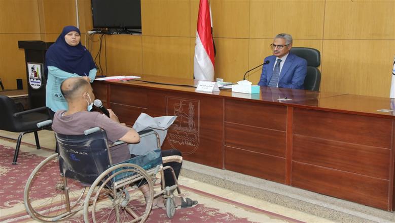 محافظ بني سويف يناقش شكاوى المواطنين ويوجه بحلول عاجلة للطرق والإنارة وتراخيص البناء 