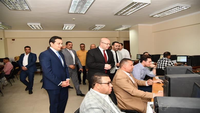 محافظ الفيوم يتفقد أعمال اختبارات المتقدمين لوظائف القيادات المحلية الجديدة 