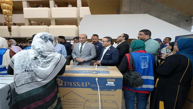 محافظ أسيوط، احتفالية توزيع أجهزة كهربائية وأثاث منزلي وكراسي متحركة