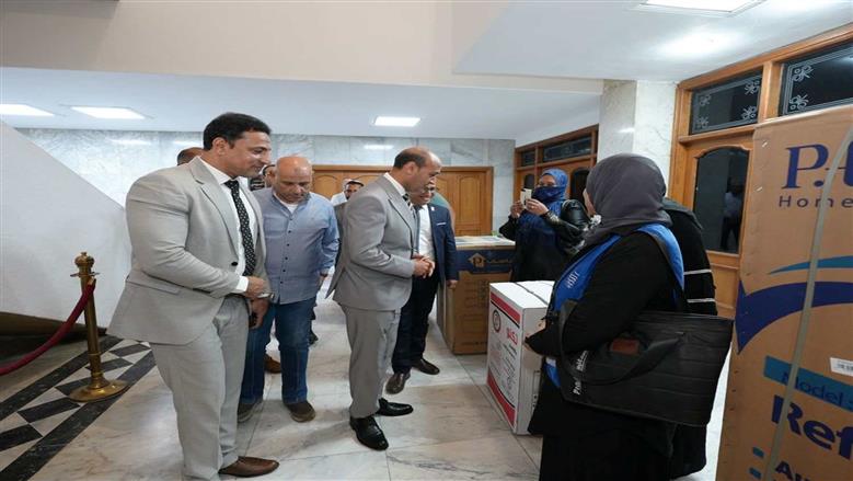محافظ أسيوط، احتفالية توزيع أجهزة كهربائية وأثاث منزلي وكراسي متحركة