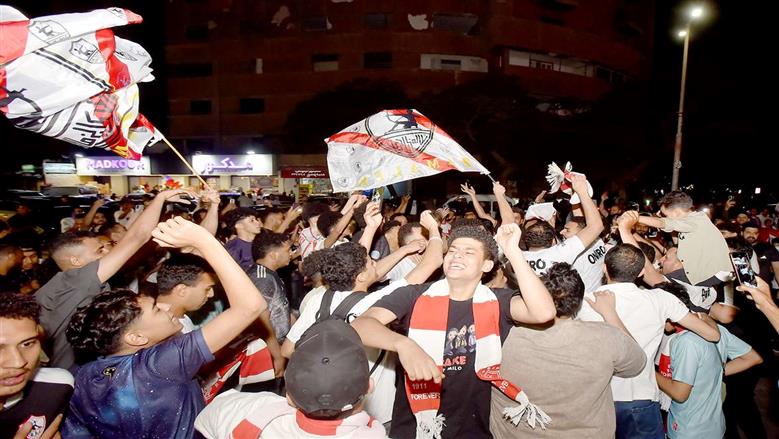 «يا ليالي عودي بالأمجاد».. جماهير الزمالك تكتب «حدوتة العمر» في استاد القاهرة