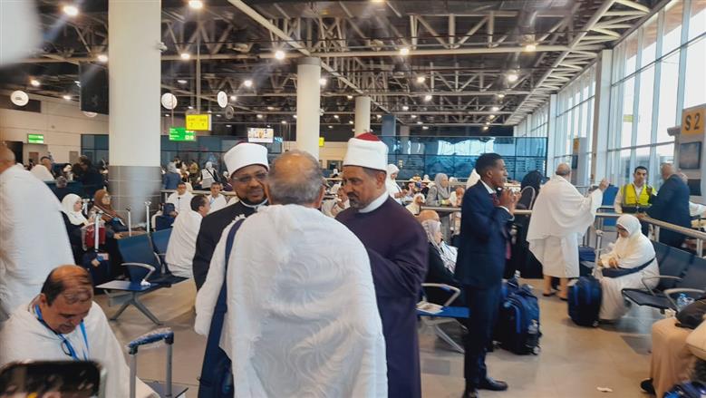 أمين «البحوث الإسلامية» يتابع تقديم الدعم التوعوي للحجاج في مطار القاهرة الدولي