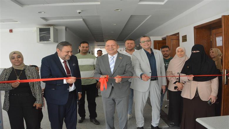 رئيس جامعة دمياط يفتتح حملة «اطمن على نظرك» بكلية الطب.. فحوصات مبكرة وتوعية صحية