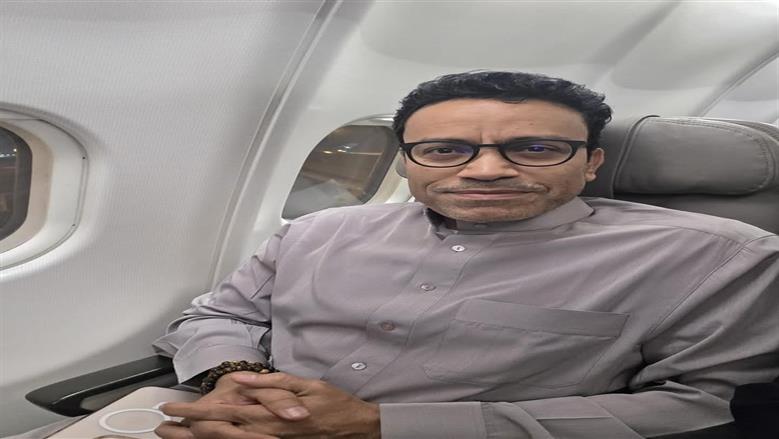 من داخل الطائرة.. سامح حسين يسافر لأداء فريضة الحج
