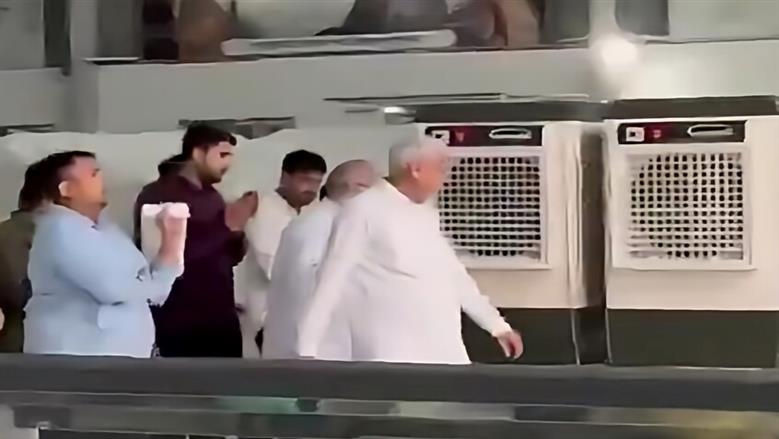 ظهور مسن يتنقل بـ3 تكييفات في الشارع لمواجهة الحر.. 5 معلومات عن سانت رامبال 