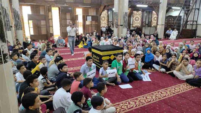 تعليم الأطفال أداء مناسك الحج على مجسم للكعبة وتكريم المتميزين بالمنوفية