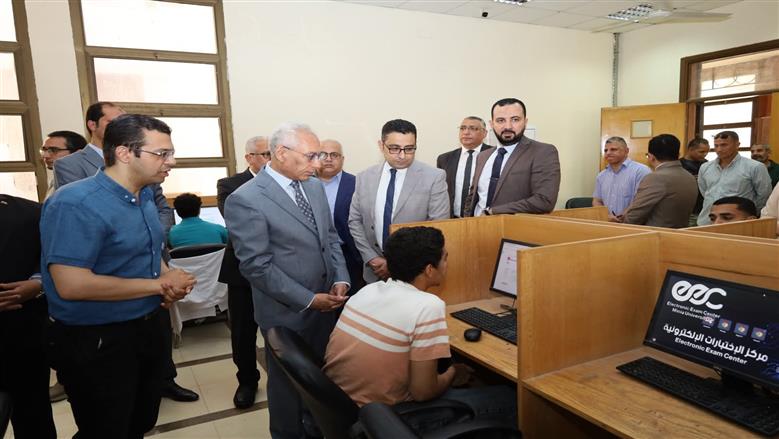 رئيس جامعة المنيا يتفقد الامتحانات الإلكترونية ويحذر من مخالفة الضوابط