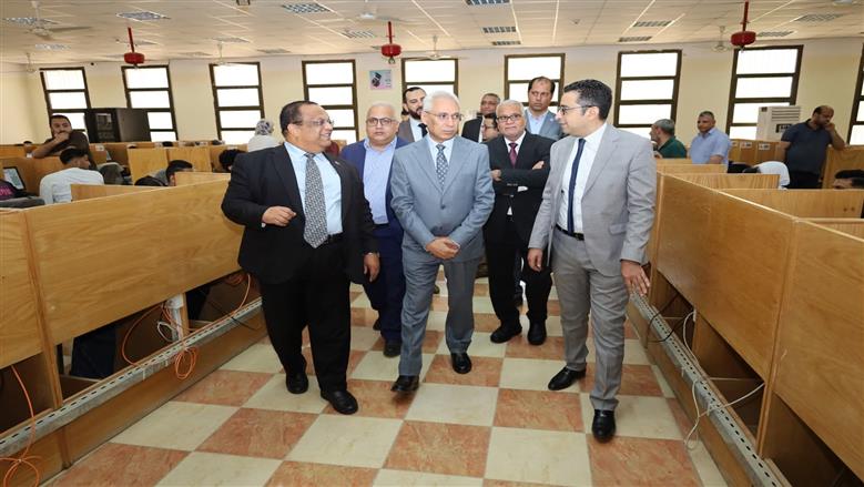 رئيس جامعة المنيا يتفقد امتحانات الصيدلة وطب الأسنان بمركز الاختبارات الإلكترونية