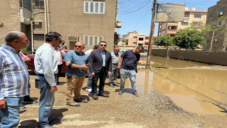 نائب محافظ الفيوم يتفقد إصلاح كسر خط طرد
