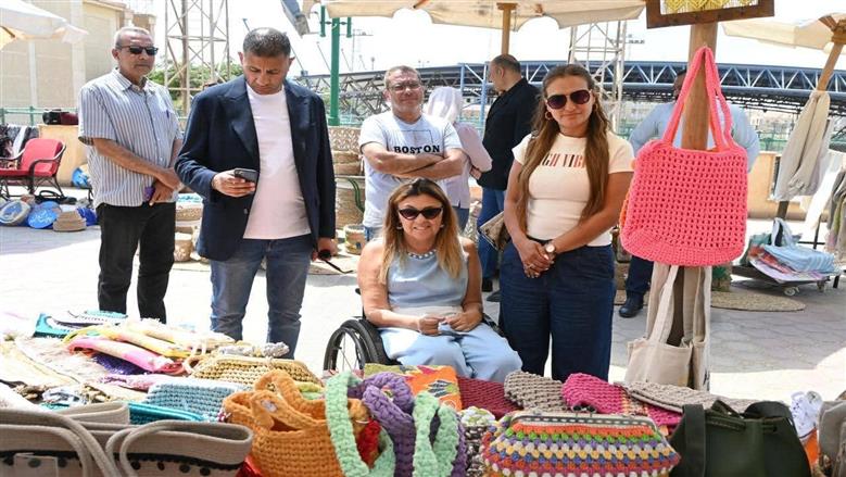 إقبال على شراء منتجات الحرف اليدوية بمعرض أيادي مصر الفيوم في نادي الصيد
