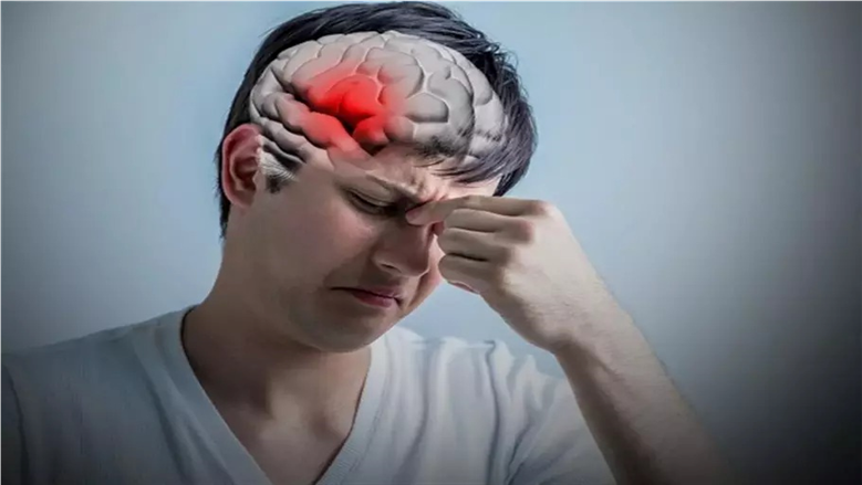انتبه جيدا لهذه الأعراض.. كيف تفرق بين الصداع والسكتة الدماغية؟