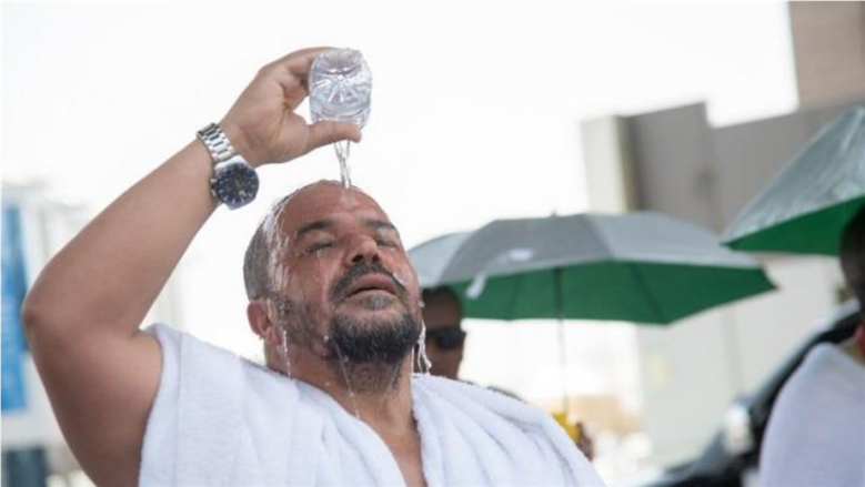 الحجاج للهروب من الإجهاد والزحام أثناء المناسك