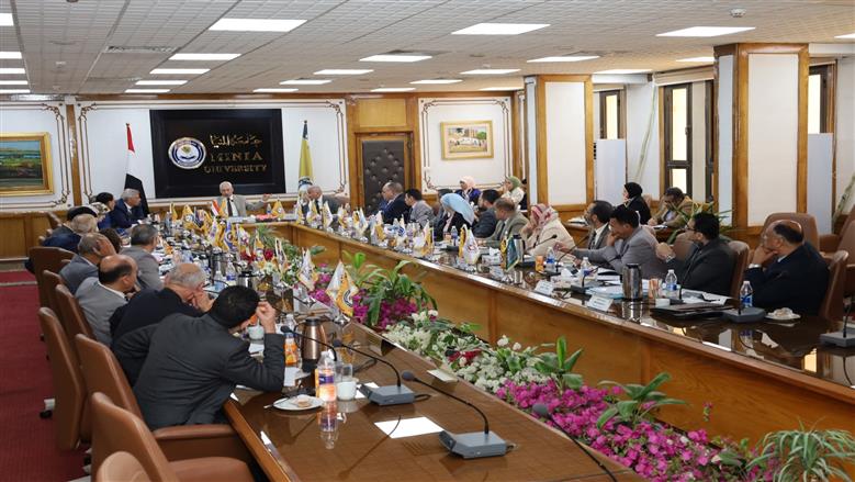 رئيس جامعة المنيا: الأحدالمقبل يوم عمل لضمان انتظام الامتحانات