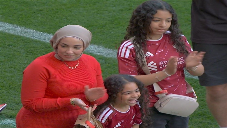 تصرفات عفوية من بنات صلاح بالمباراة الأخيرة مع ليفربول.. ماذا قال الجمهور عن ضحكة كيان؟