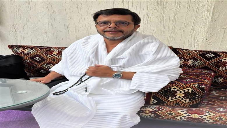 لبيك اللهم لبيك.. محمد هنيدي بملابس الإحرام لأداء فريضة الحج