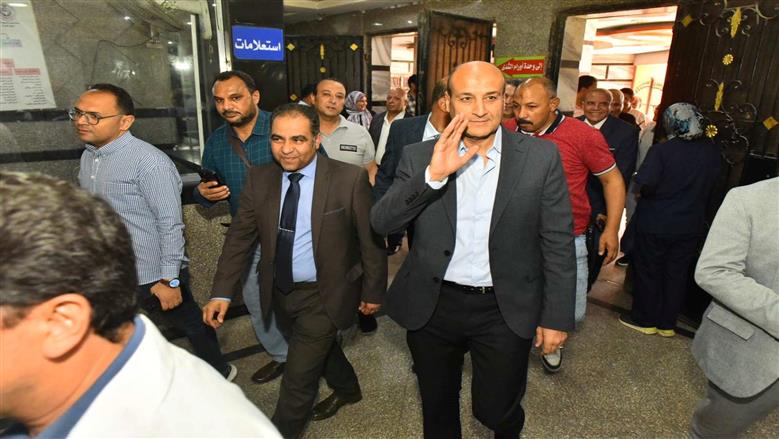 محافظ أسيوط يتابع جاهزية المستشفيات ويشارك المرضى فرحة عيد الأضحى