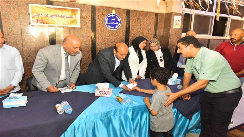 «هدايا وعيديات».. محافظ أسيوط يشارك الأيتام فرحة العيد