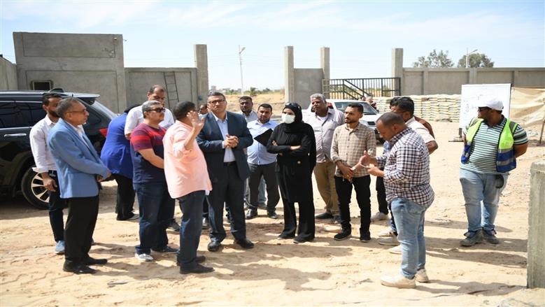محافظ قنا يوجه بمراعاة المعايير الفنية والهندسية في مشروع شادر الأربعين