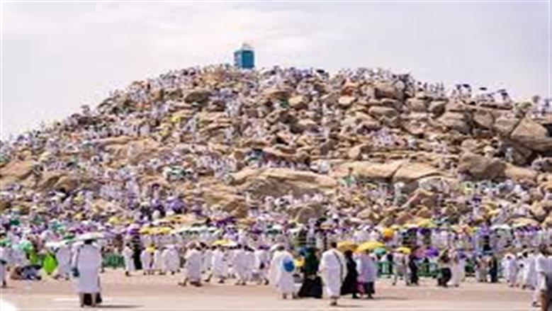 قناة الناس تنقل أداء الحجاج لصلاتي الظهر والعصر جمعا وقصرا بمسجد نمرة
