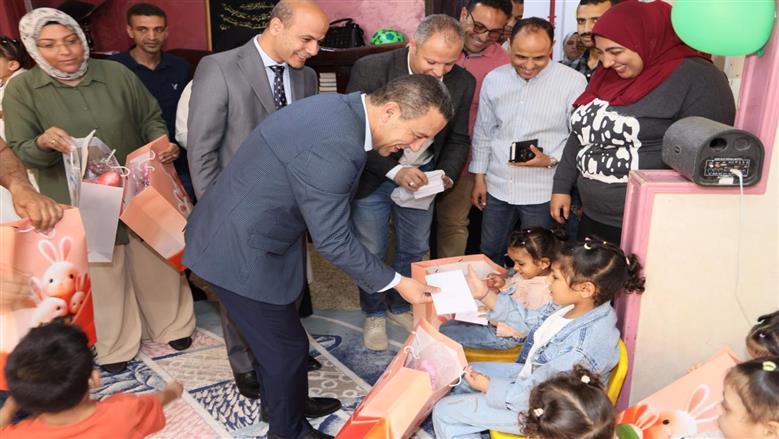 محافظ المنوفية يوزع العيدية والهدايا على الأطفال الأيتام لمشاركتهم فرحة العيد