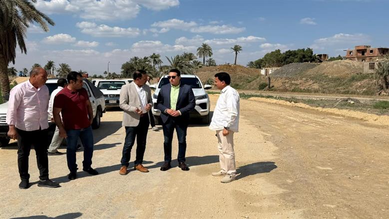 نائب محافظ الفيوم يتفقد أعمال رصف طريق المصرف القاطع 