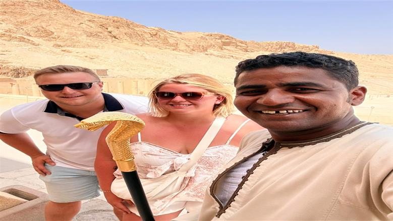 بالجلباب ومفتاح الحياة.. «ابن قنا» يغزو قلوب سياح باريس