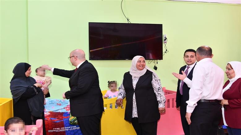 محافظ الفيوم يزور الأطفال الأيتام لتهنئتهم بعيد الأضحى المبارك