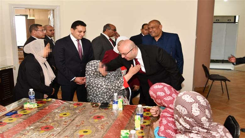 محافظ الفيوم يشارك المسنين احتفالهم بعيد الأضحى المبارك 